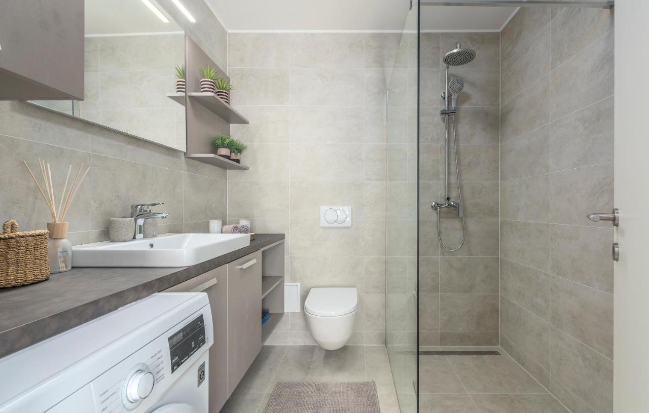 Just Renovated Stylish 2 Bedrooms Apartment Only A Few Steps From The Beach! Novigrad Istria 외부 사진